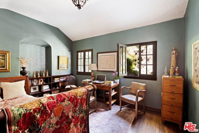 2556 Aberdeen Avenue, Los Angeles, CA 90027