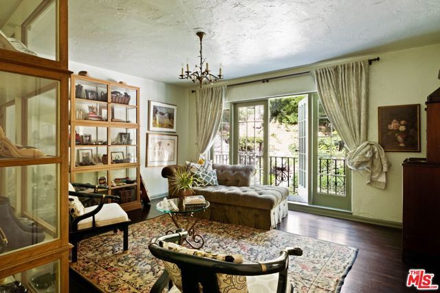 2556 Aberdeen Avenue, Los Angeles, CA 90027