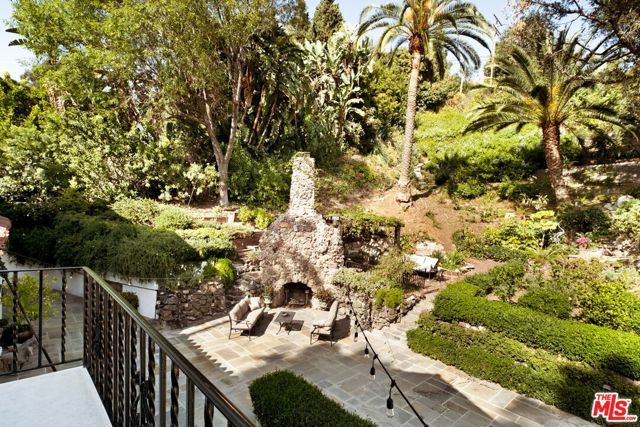 2556 Aberdeen Avenue, Los Angeles, CA 90027