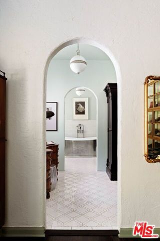 2556 Aberdeen Avenue, Los Angeles, CA 90027