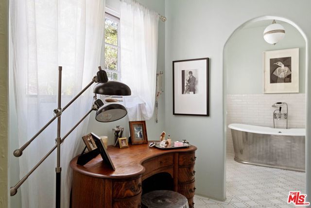 2556 Aberdeen Avenue, Los Angeles, CA 90027