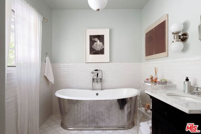 2556 Aberdeen Avenue, Los Angeles, CA 90027