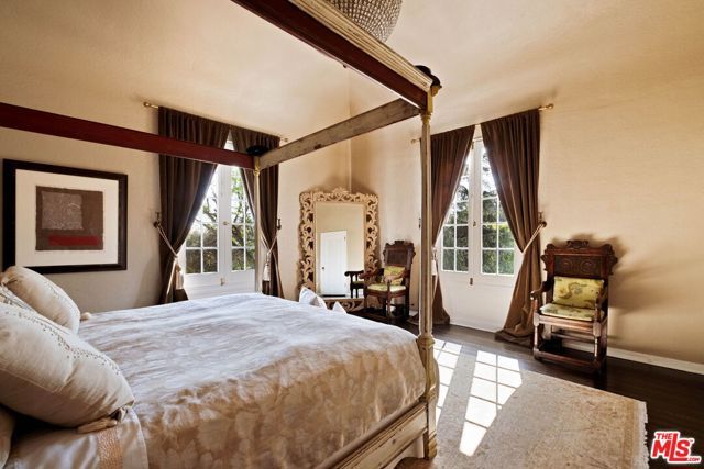 2556 Aberdeen Avenue, Los Angeles, CA 90027
