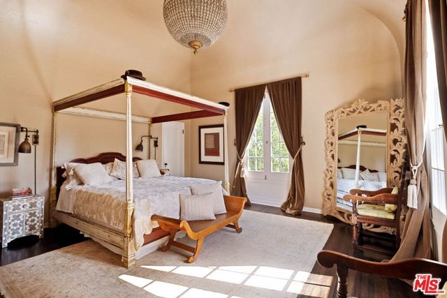 2556 Aberdeen Avenue, Los Angeles, CA 90027