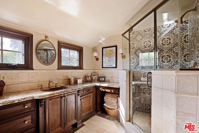 2556 Aberdeen Avenue, Los Angeles, CA 90027