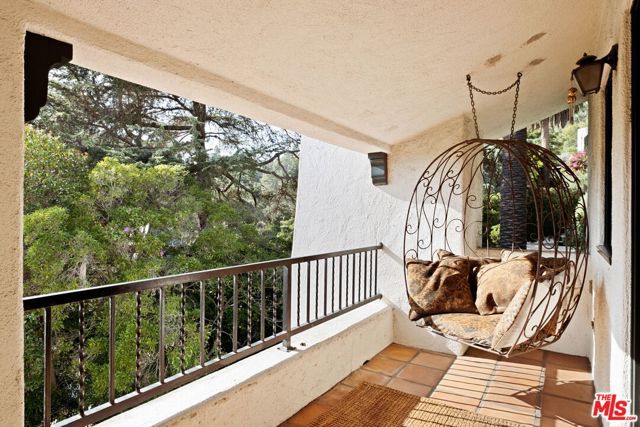 2556 Aberdeen Avenue, Los Angeles, CA 90027
