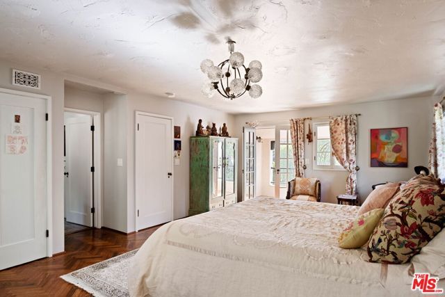 2556 Aberdeen Avenue, Los Angeles, CA 90027