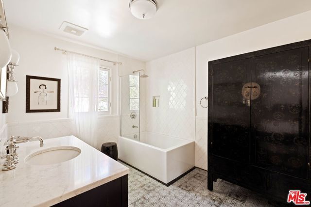 2556 Aberdeen Avenue, Los Angeles, CA 90027