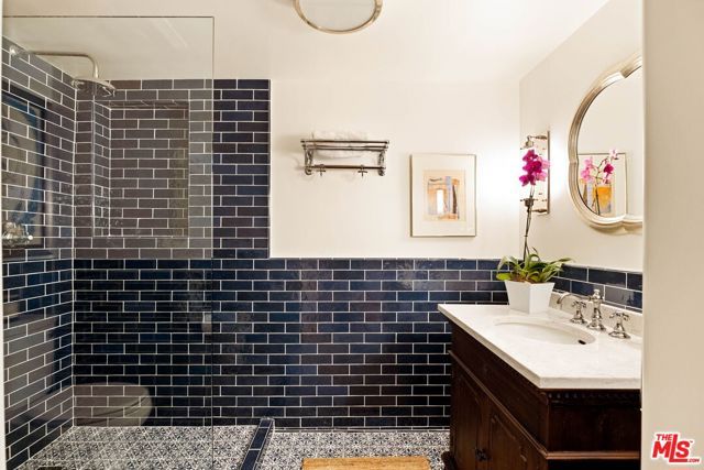 2556 Aberdeen Avenue, Los Angeles, CA 90027