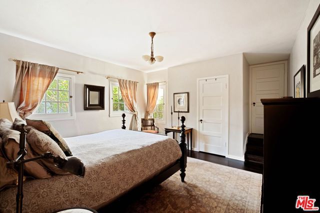 2556 Aberdeen Avenue, Los Angeles, CA 90027