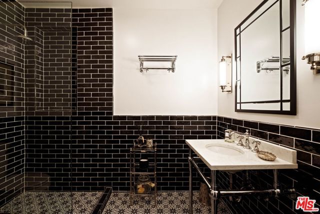 2556 Aberdeen Avenue, Los Angeles, CA 90027