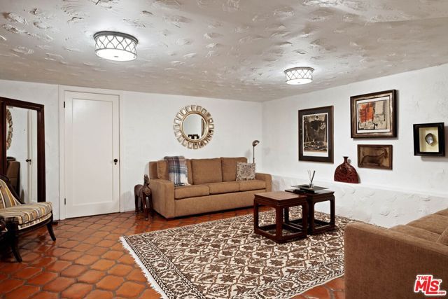 2556 Aberdeen Avenue, Los Angeles, CA 90027