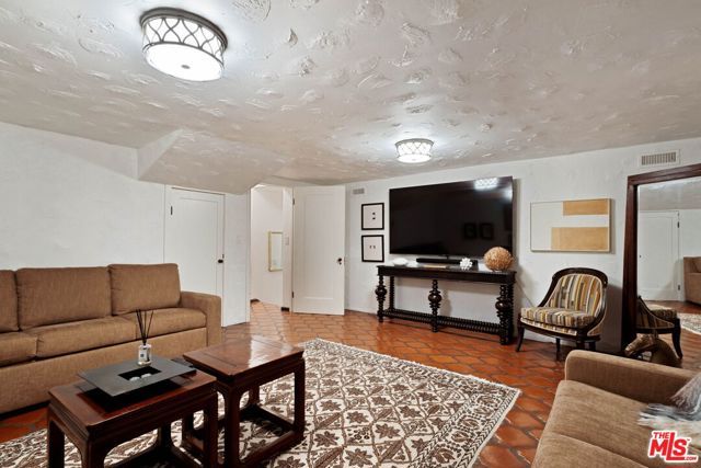 2556 Aberdeen Avenue, Los Angeles, CA 90027