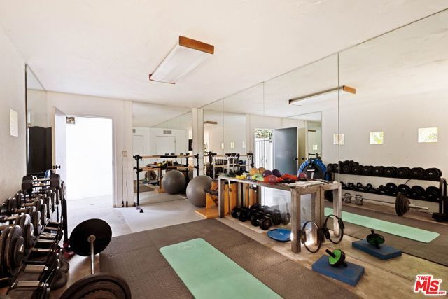 2556 Aberdeen Avenue, Los Angeles, CA 90027