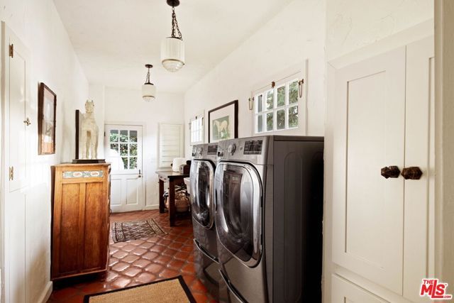 2556 Aberdeen Avenue, Los Angeles, CA 90027