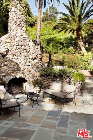2556 Aberdeen Avenue, Los Angeles, CA 90027