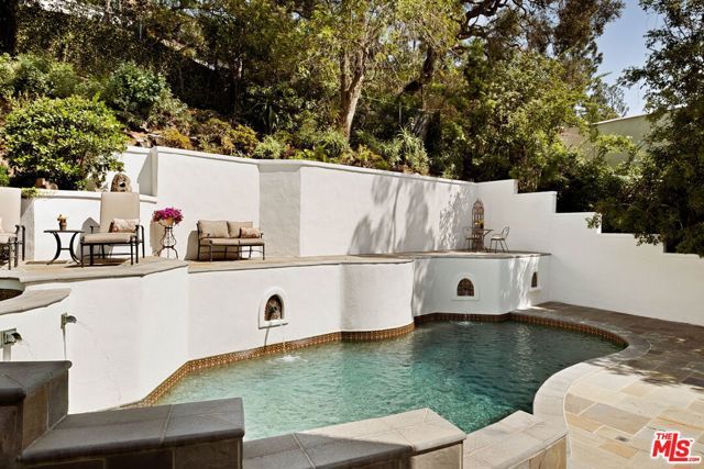 2556 Aberdeen Avenue, Los Angeles, CA 90027