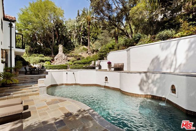 2556 Aberdeen Avenue, Los Angeles, CA 90027