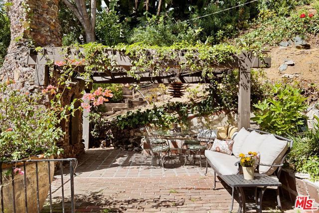 2556 Aberdeen Avenue, Los Angeles, CA 90027