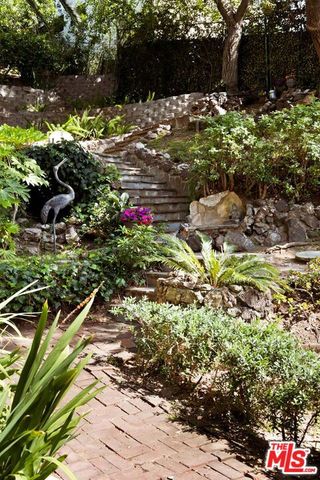 2556 Aberdeen Avenue, Los Angeles, CA 90027