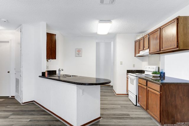 6943 SUNSHINE TREE DR, San Antonio, TX 78249