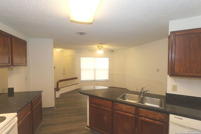 6943 SUNSHINE TREE DR, San Antonio, TX 78249