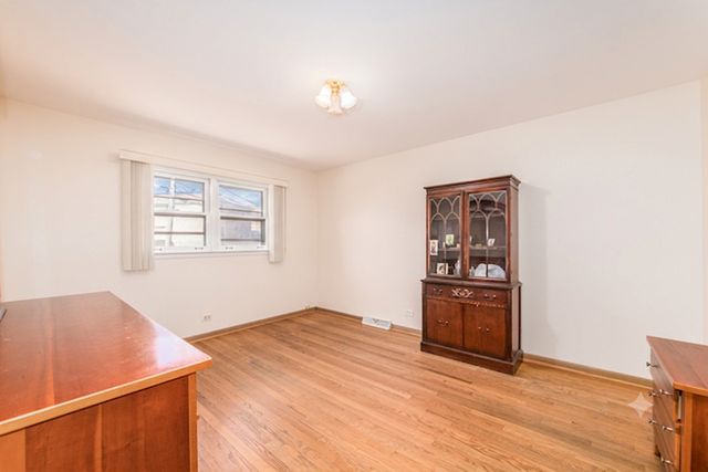 8516 N Ozanam Avenue, Niles, IL 60714