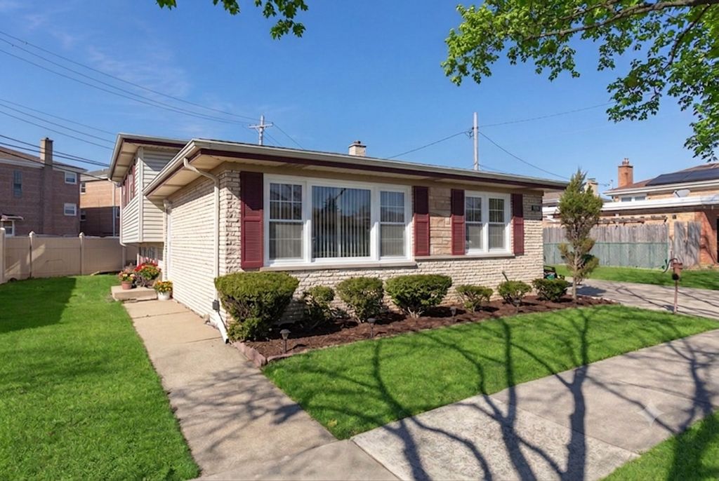 8516 N Ozanam Avenue, Niles, IL 60714 — photo 2