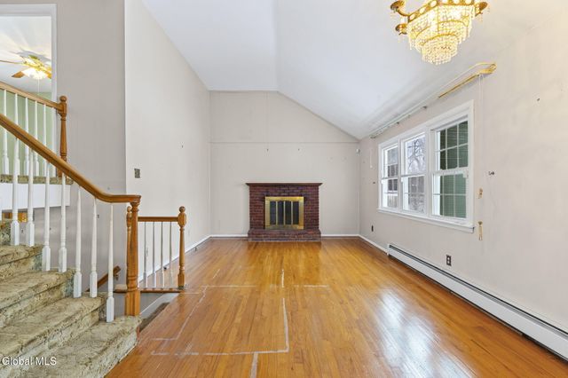 3 Crestwood Drive, Rotterdam, NY 12306