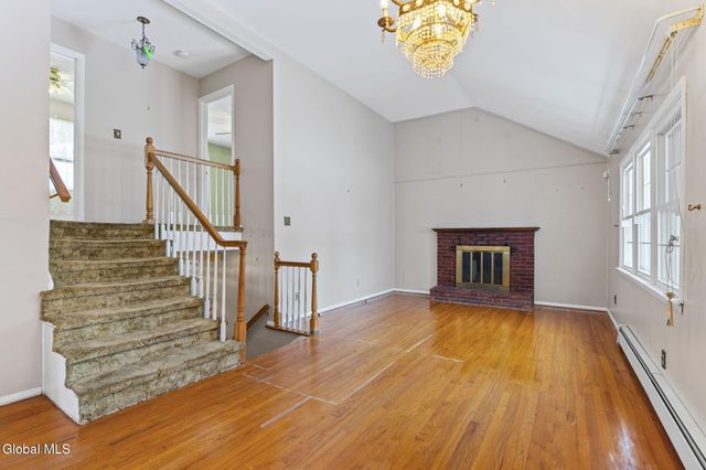 3 Crestwood Drive, Rotterdam, NY 12306