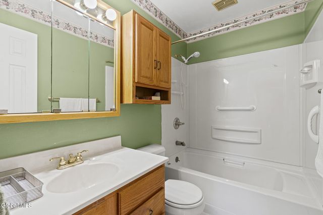 3 Crestwood Drive, Rotterdam, NY 12306