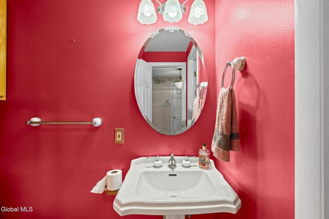 3 Crestwood Drive, Rotterdam, NY 12306