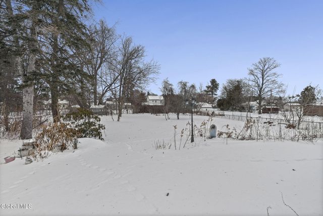 3 Crestwood Drive, Rotterdam, NY 12306