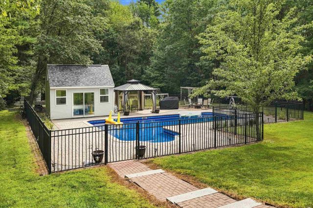17 McAfee Farm Road, Bedford, NH 03110
