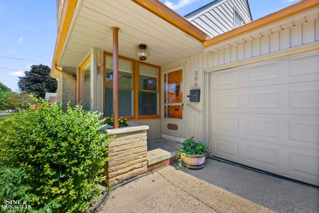 306 Ridge Road, Grosse Pointe Farms, MI 48236