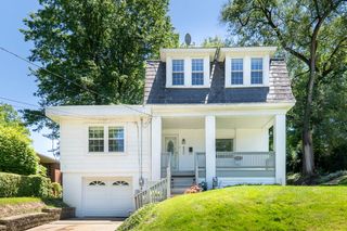 833 Chalmers Place, Mt Lebanon, PA 15243