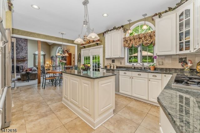 1 Maxwell Ct, Raritan Twp., NJ 08822