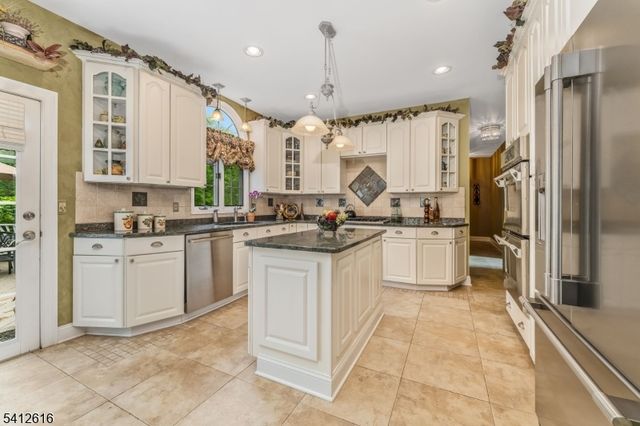 1 Maxwell Ct, Raritan Twp., NJ 08822