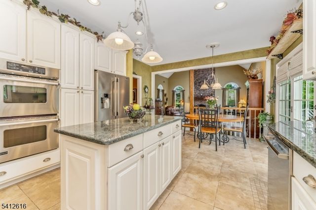 1 Maxwell Ct, Raritan Twp., NJ 08822