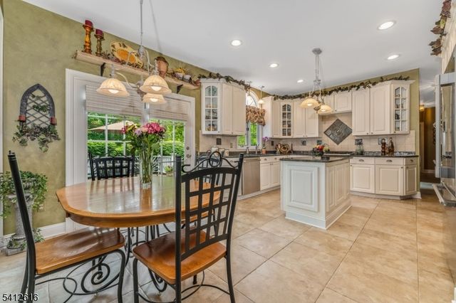 1 Maxwell Ct, Raritan Twp., NJ 08822