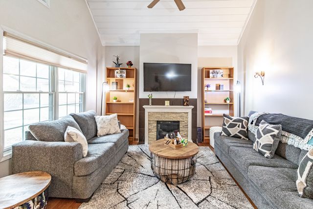 727 Colby Court, Gurnee, IL 60031