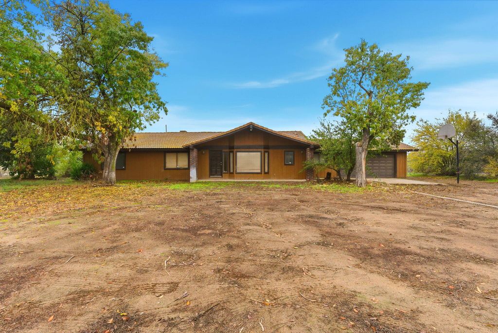 17653 Rd 224, Porterville, CA 93257