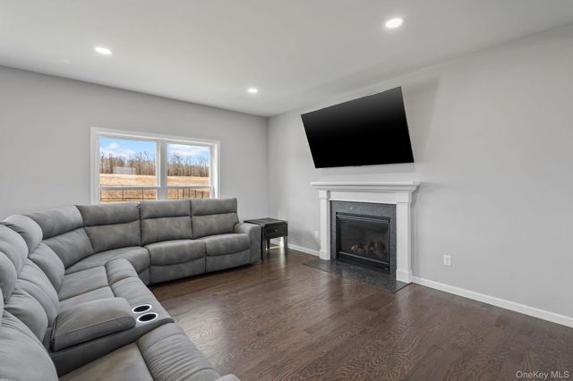 10 Harrier Ridge Drive, Wallkill, NY 12589