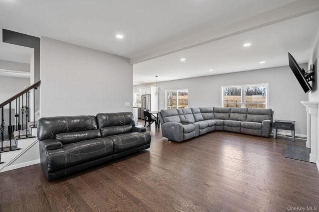 10 Harrier Ridge Drive, Wallkill, NY 12589