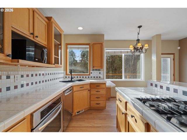 17760 Sw ZENITH Pl, Beaverton, OR 97007