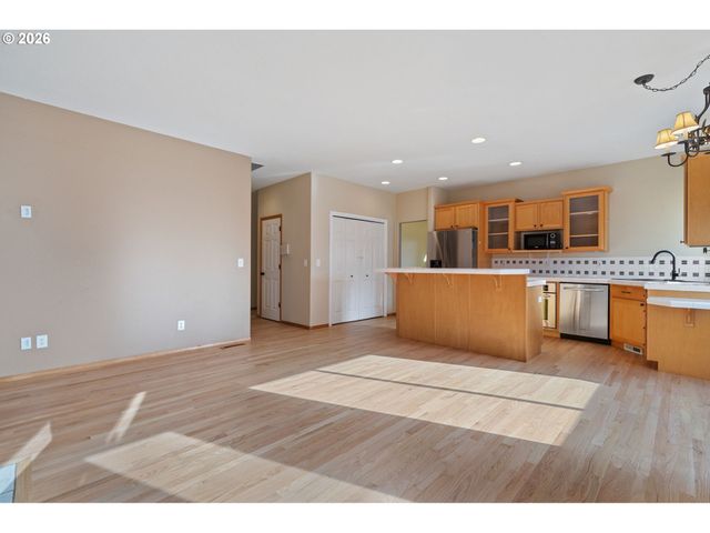 17760 Sw ZENITH Pl, Beaverton, OR 97007