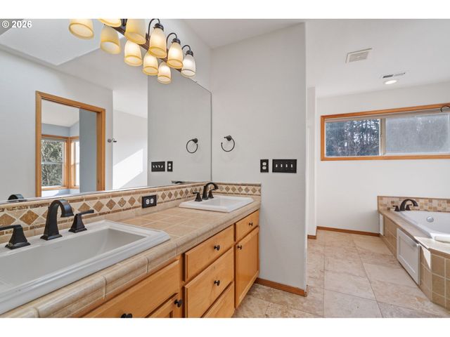 17760 Sw ZENITH Pl, Beaverton, OR 97007