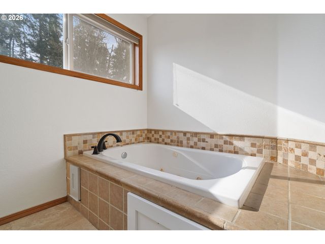 17760 Sw ZENITH Pl, Beaverton, OR 97007