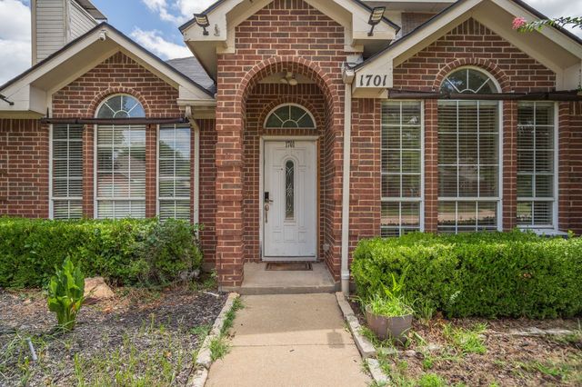 1701 Creekway Drive, Lewisville, TX 75067