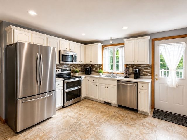 34 Old Plymouth St 34, East Bridgewater, MA 02333